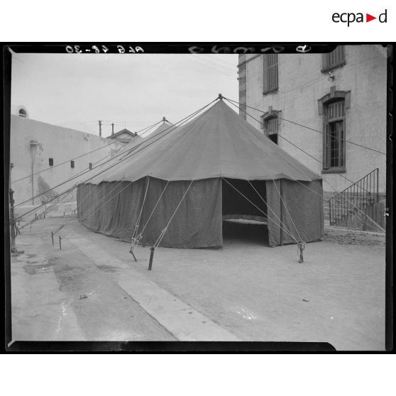 Présentation d'une tente militaire, au magasin général d'habillement de l'intendance d'Alger.