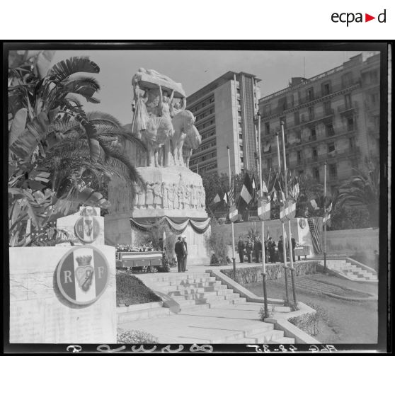 Cérémonie devant le monument aux morts d'Alger, à l'occasion du départ des derniers corps américains.