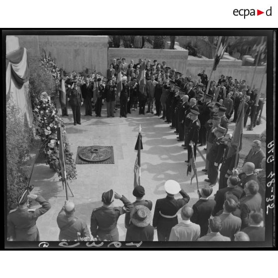 Cérémonie devant le monument aux morts d'Alger, à l'occasion du départ des derniers corps américains.