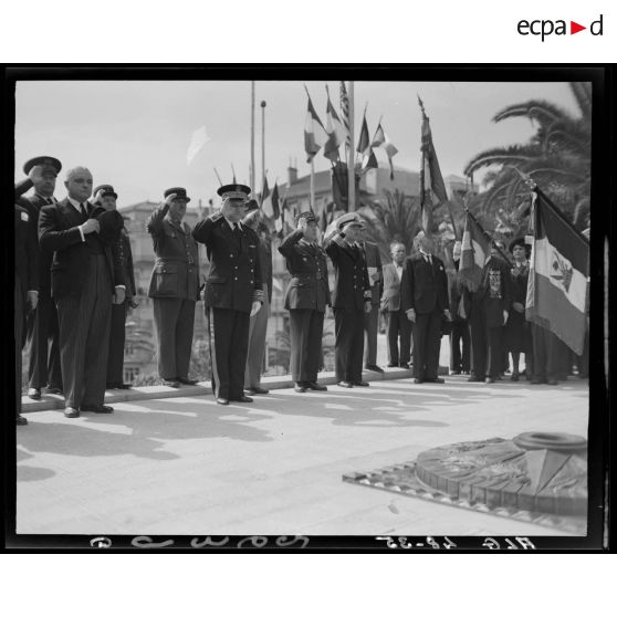 Cérémonie devant le monument aux morts d'Alger, à l'occasion du départ des derniers corps américains.