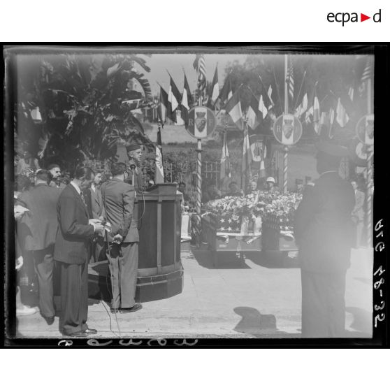 Cérémonie devant le monument aux morts d'Alger, à l'occasion du départ des derniers corps américains.