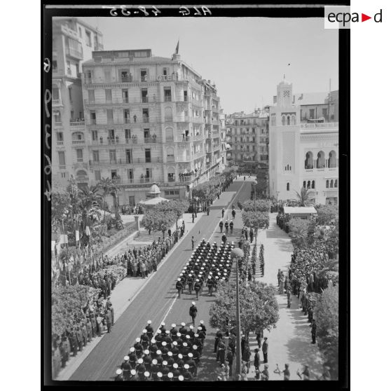 Un défilé dans les rues d'Alger, à l'occasion du départ des derniers corps américains.