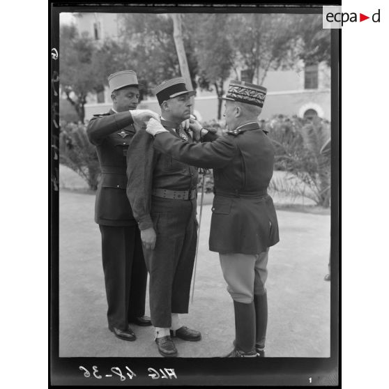 Remise de décoration à la caserne Vienot de Sidi-Bel-Abbès.