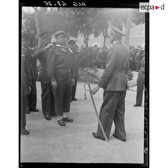 Remise de décoration à l'occasion de la cérémonie d'anniversaire de la bataille de Camerone, à la caserne Vienot de Sidi-Bel-Abbès.