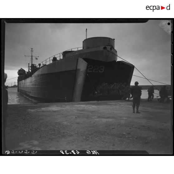 Un navire à quai dans le port d'Oran.