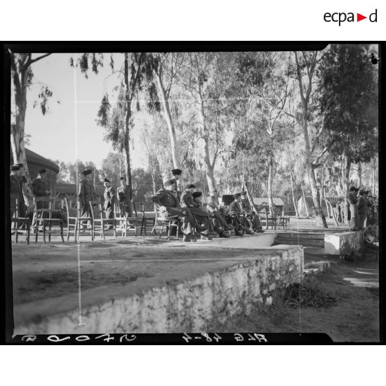 Photographie de groupe rassemblant des autorités militaires.