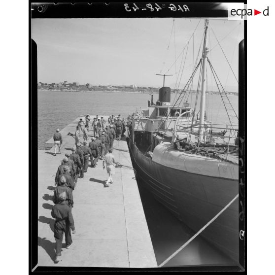 Les stagiaires montent à bord d'un bâtiment lors d'un stage du service militaire préparatoire.