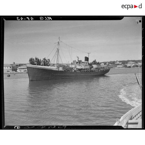 Un navire transporte des jeunes stagiaires pour un stage du service militaire préparatoire.