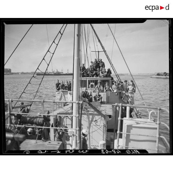 Jeunes stagiaires du service militaire préparatoire à bord d'un navire.