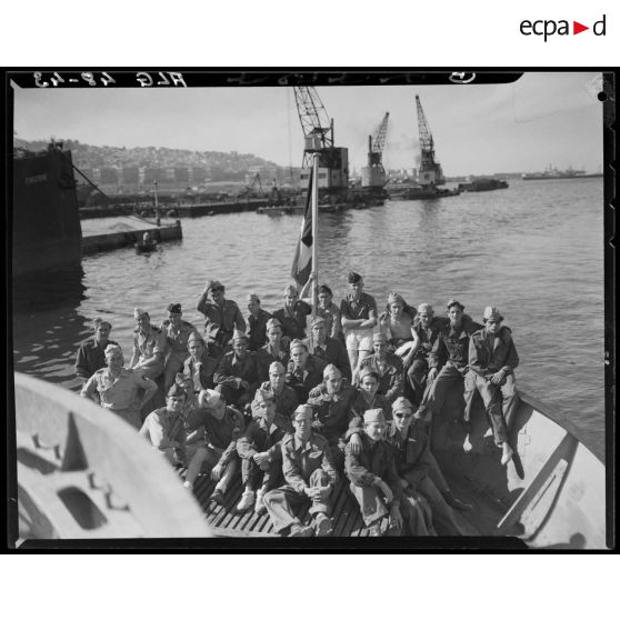 Jeunes stagiaires du service militaire préparatoire à bord d'un navire.