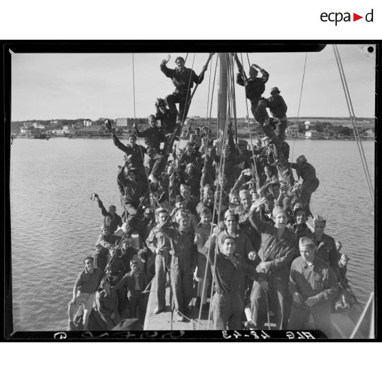 Jeunes stagiaires du service militaire préparatoire à bord d'un navire.