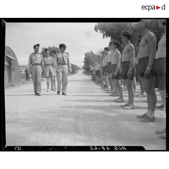 Revue des troupes par des officiers, lors d'un stage du service militaire préparatoire.