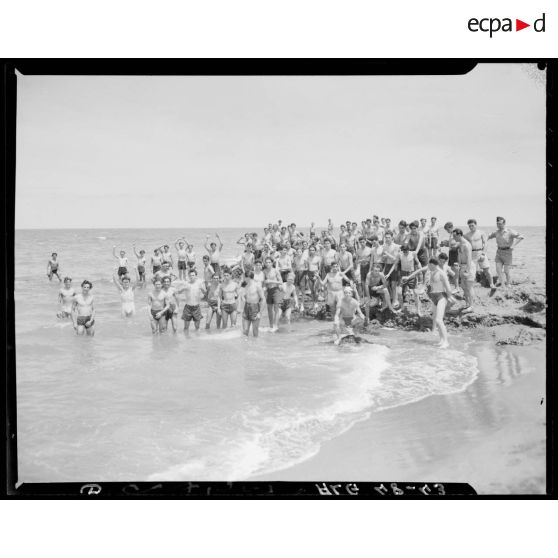 Baignade des stagiaires du service militaire préparatoire.