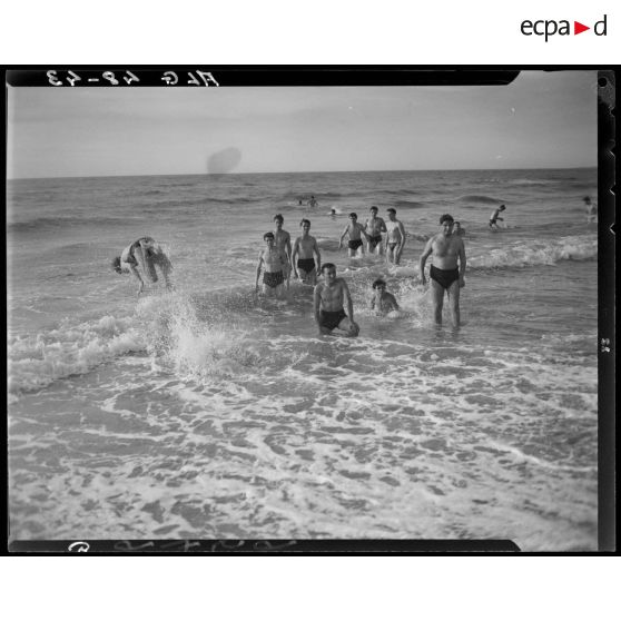Baignade des stagiaires du service militaire préparatoire.
