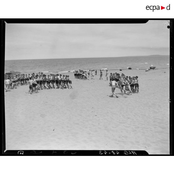 Jeux sur la plage lors d'un stage du service militaire préparatoire.