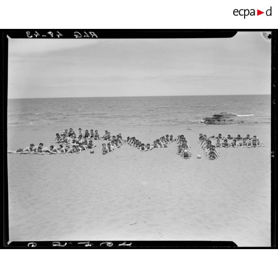 Jeux sur la plage lors d'un stage du service militaire préparatoire.