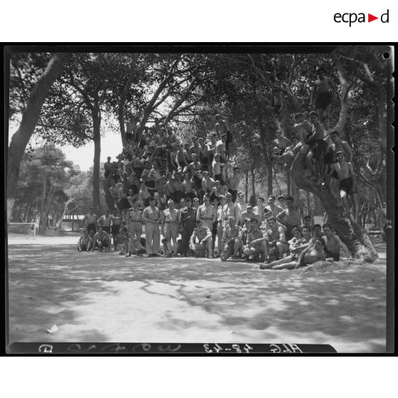 Photographie de groupe des stagiaires du service militaire préparatoire.