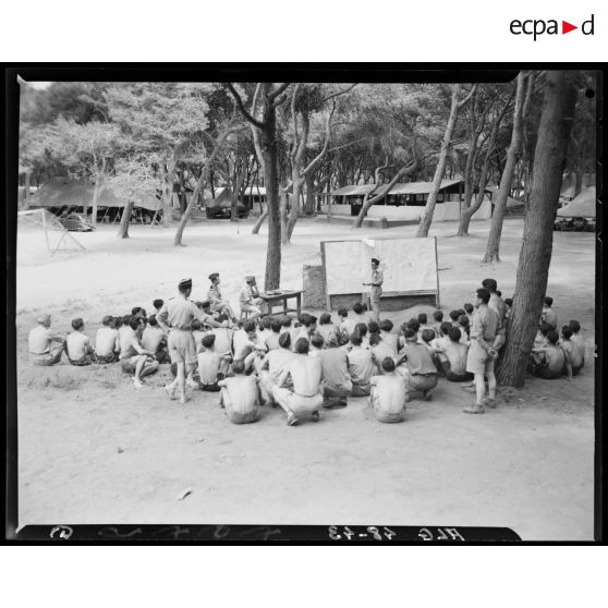 Un cours en plein air pendant un stage du service militaire préparatoire.
