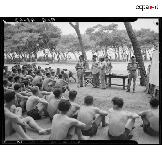 Un cours en plein air pendant un stage du service militaire préparatoire.