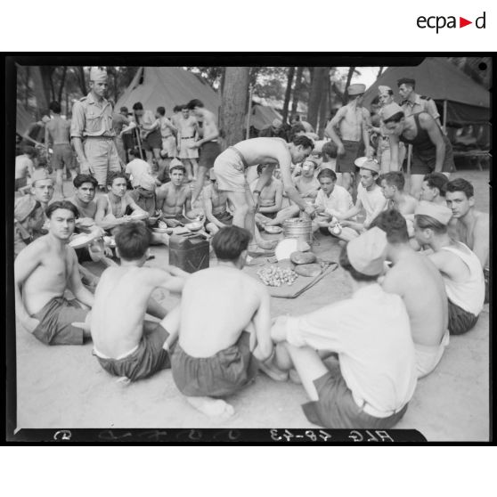 le repas pendant un stage du service militaire préparatoire.