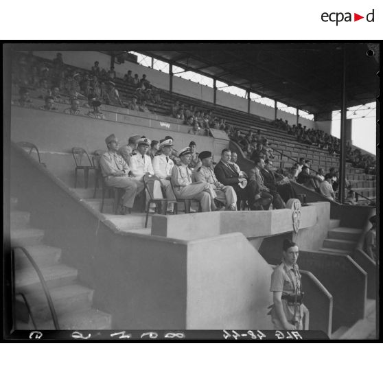 Autorités militaires dans les tribunes lors de la finale des championnats militaires d'athlétisme.