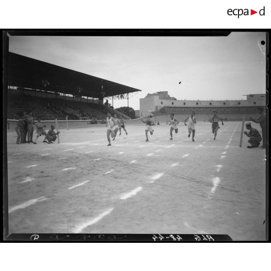L'arrivée d'une course lors de la finale des championnats militaires d'athéltisme.