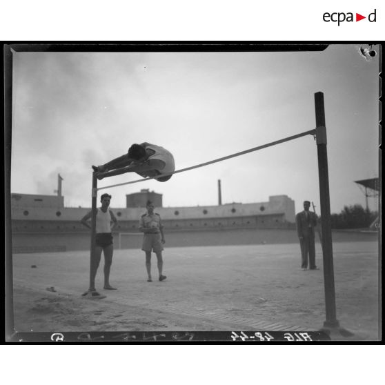 Epreuve de saut en hauteur lors de la finale des championnats militaires d'athéltisme.