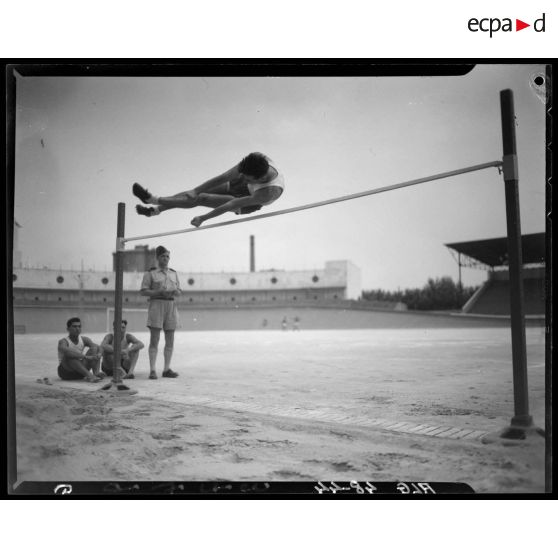 Epreuve de saut en hauteur lors de la finale des championnats militaires d'athéltisme.