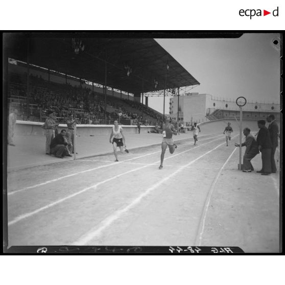 L'arrivée d'une course lors de la finale des championnats militaires d'athéltisme.