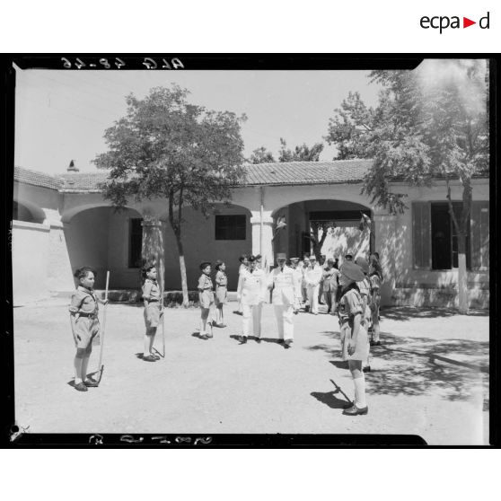 Des autorités militaires visitent l'école militaire préparatoire de Miliana.