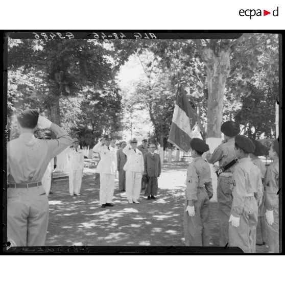 Des autorités civiles et militaires visitent l'école militaire préparatoire de Miliana.