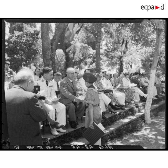 Les autorités civiles et militaires remettent les prix et félicitent les jeunes recrues de l'école militaire préparatoire de Miliana.