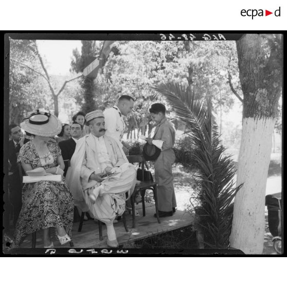 Les autorités civiles et militaires remettent les prix et félicitent les jeunes recrues de l'école militaire préparatoire de Miliana.