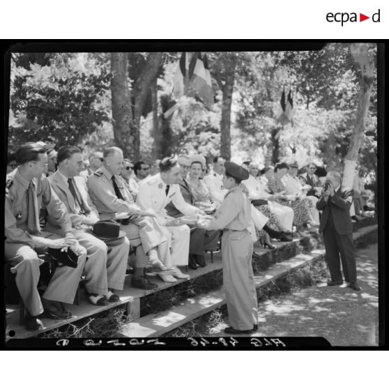 Les autorités civiles et militaires remettent les prix et félicitent les jeunes recrues de l'école militaire préparatoire de Miliana.