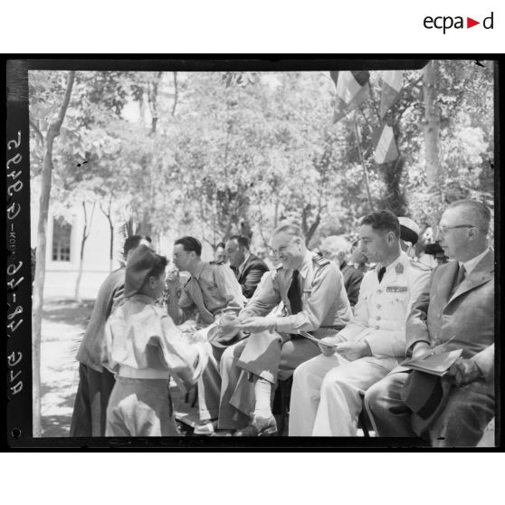 Les autorités civiles et militaires remettent les prix et félicitent les jeunes recrues de l'école militaire préparatoire de Miliana.