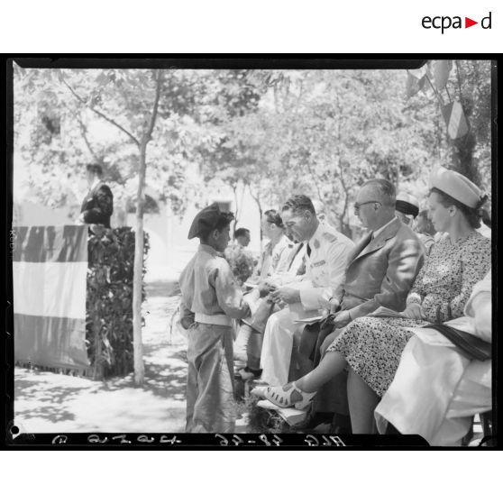 Les autorités civiles et militaires remettent les prix et félicitent les jeunes recrues de l'école militaire préparatoire de Miliana.