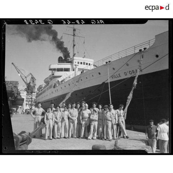 Les élèves de l'école militaire préparatoire de Miliana devant le bâtiment Ville d'Oran.