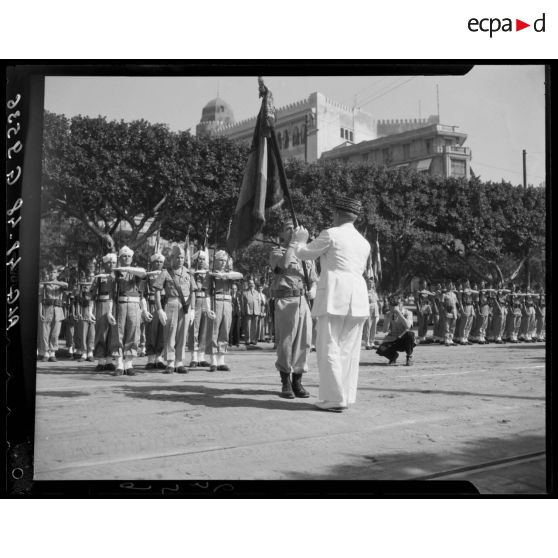 Remise de drapeau, à l'occasion d'une cérémonie à Alger, pour le rapatriement des militaires tombés en AFN.