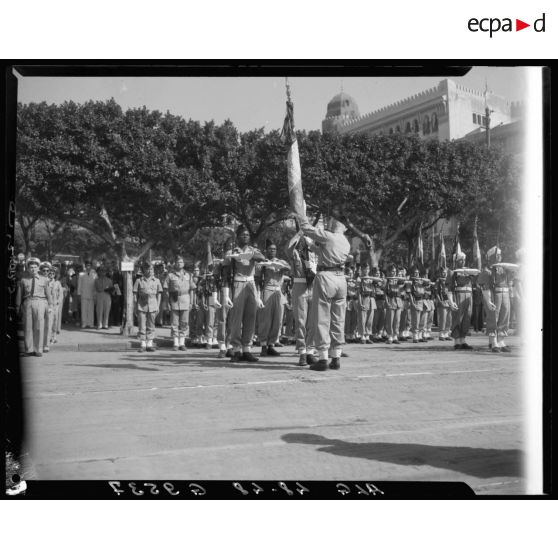 Remise de drapeau, à l'occasion d'une cérémonie à Alger, pour le rapatriement des militaires tombés en AFN.