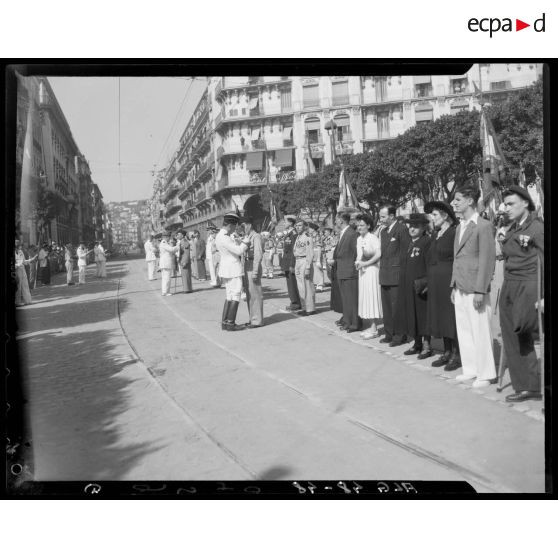 Le général Guy Schlesser remet une médaille à un soldat, à l'occasion de la cérémonie pour le rapatriement des militaires tombés en AFN, à Alger.