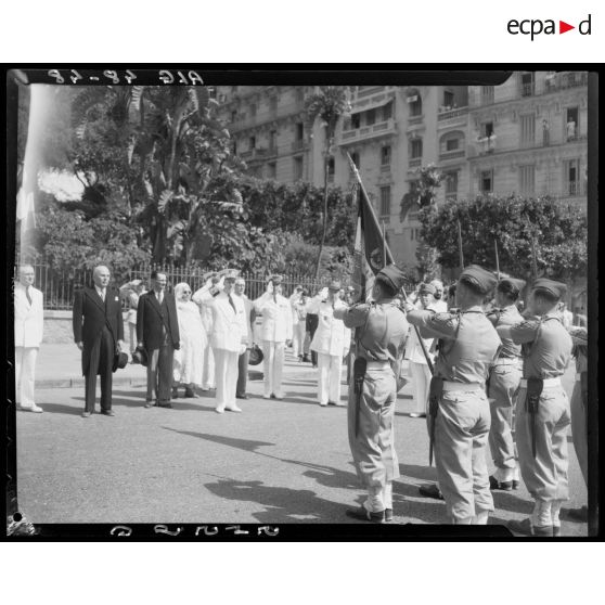 Salut au drapeau lors d'une cérémonie pour le rapatriement des militaires tombés en AFN, à Alger.