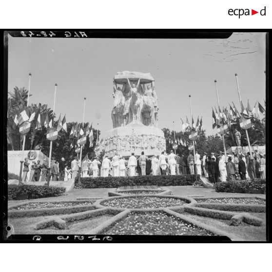 Cérémonie devant le monument aux morts d'Alger, pour le rapatriement des militaires tombés en AFN.
