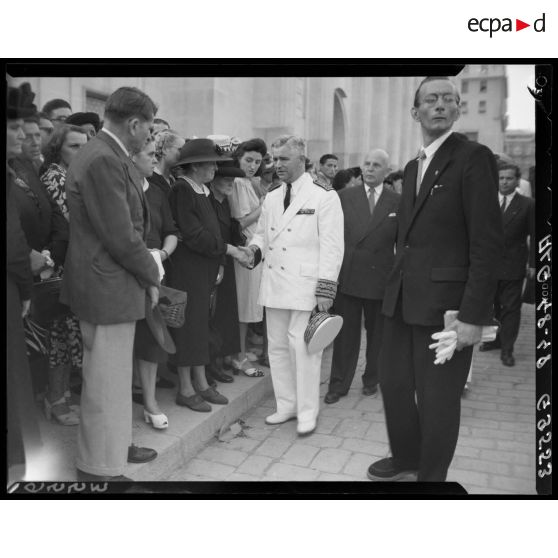 Le gouverneur général de l'Algérie, Marcel Naegelen salue les familles des militaires tombés en AFN, lors de la cérémonie de rapatriement des corps à Alger.