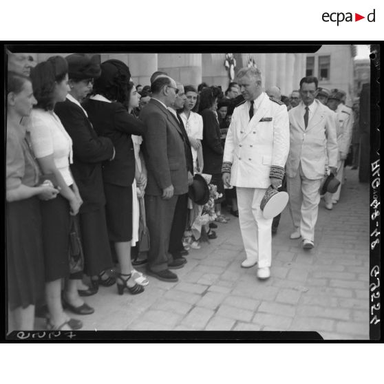 Le gouverneur général de l'Algérie, Marcel Naegelen salue les familles des militaires tombés en AFN, lors de la cérémonie de rapatriement des corps à Alger.