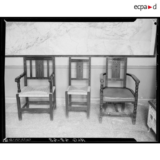 Deux fauteuils et une chaise dans les locaux de la 10e région militaire (RM).