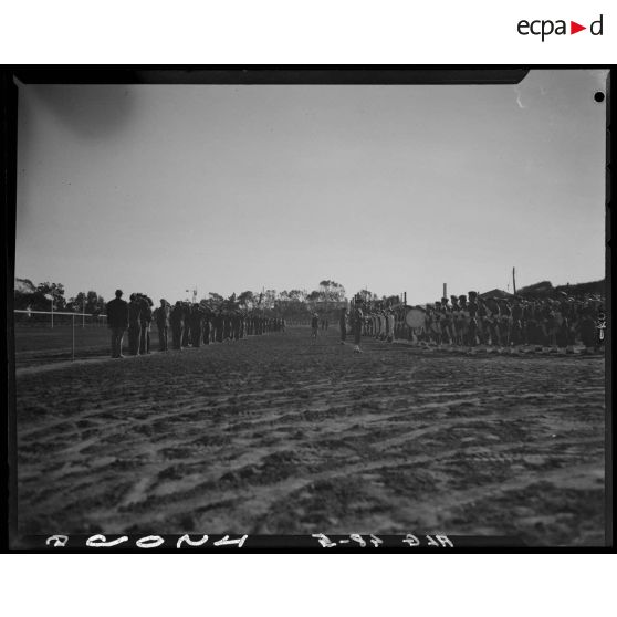 Une autorité militaire passe en revue des troupes.