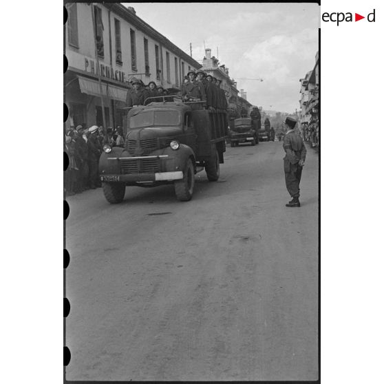 Des camions défilent dans les rues de Mouzaïaville lors d'une cérémonie militaire.