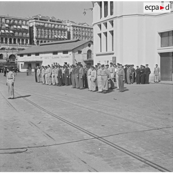 Cérémonie militaire à Alger lors de l'arrivée du drapeau du 1er régiment de chasseurs parachutistes (RCP).