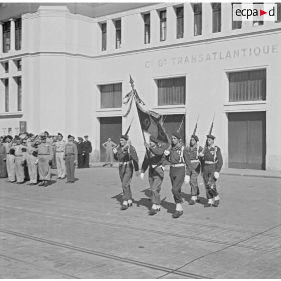 Cérémonie militaire à Alger lors de l'arrivée du drapeau du 1er régiment de chasseurs parachutistes (RCP).