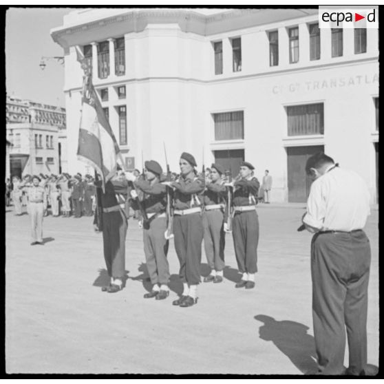 Le drapeau du 1er régiment de chasseurs parachutistes (RCP) arrive à Alger.